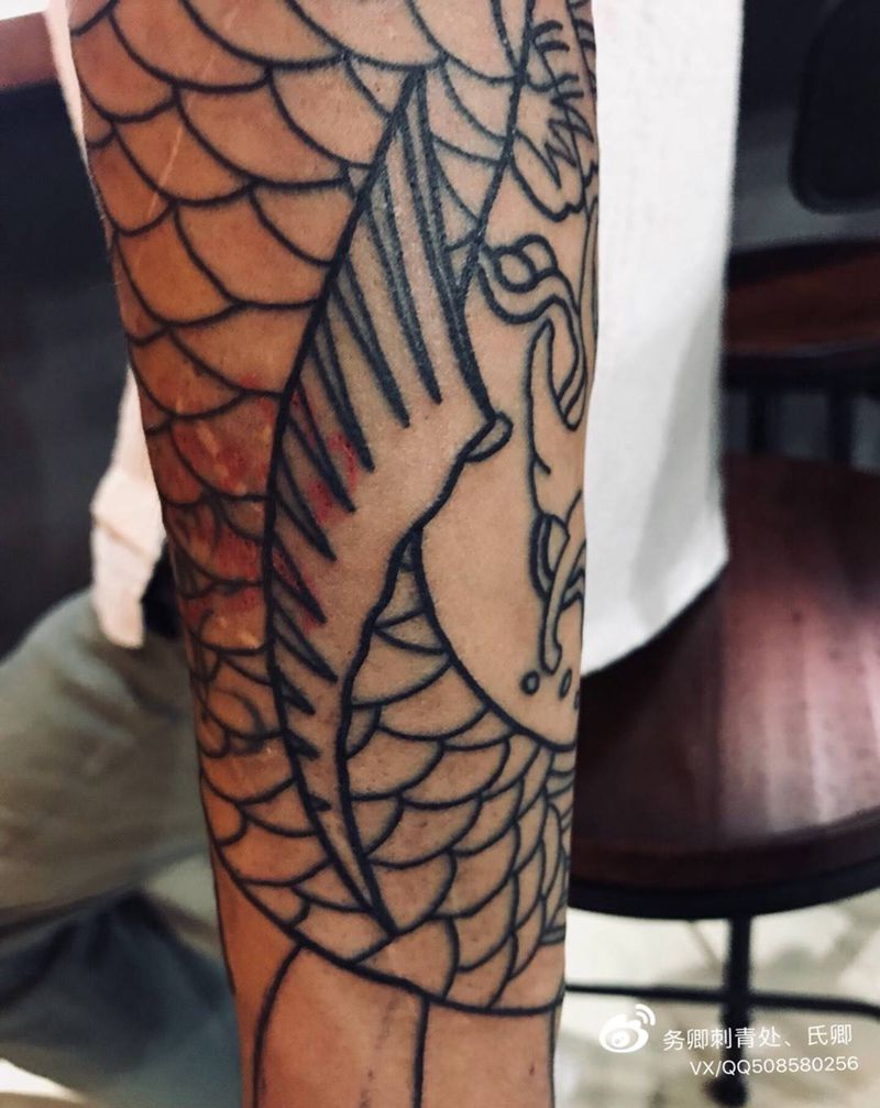 小臂鲤鱼线条纹身图片