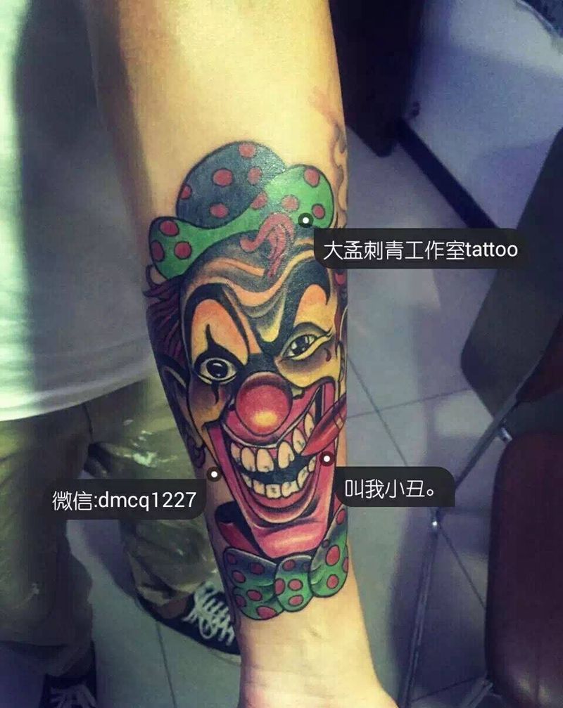 小丑包小臂纹身图片_成品手臂欧美人物字符原创纹身图案