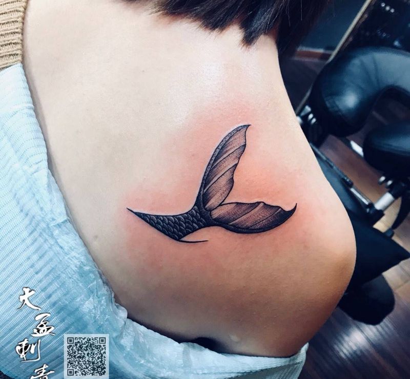肩胛骨鱼尾纹身图片_成品原创纹身图案