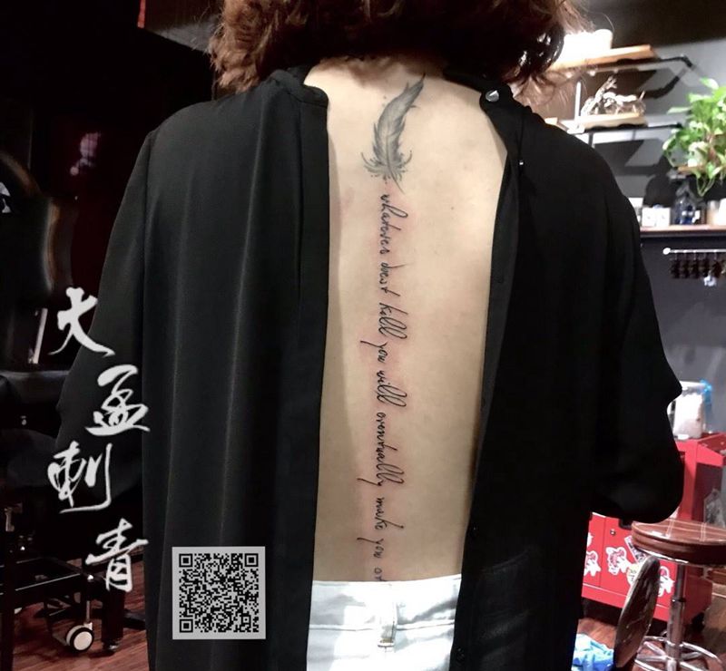脊椎骨字母添加纹身图片_背部纹身图案