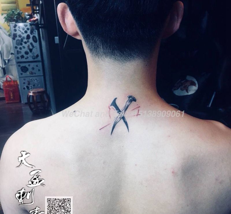 钉子纹身图片_颈部纹身图案