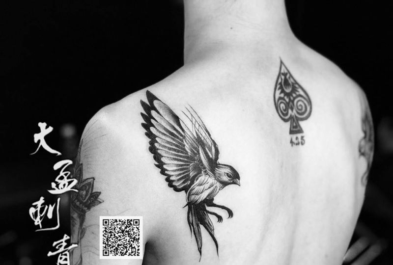 蜂鸟纹身图片_背部纹身图案