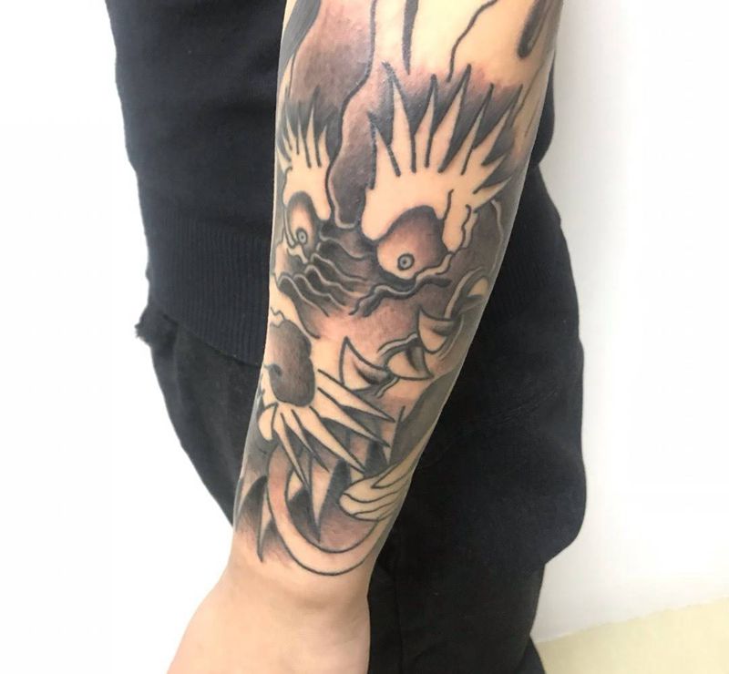 小臂龙头纹身图片_手臂新传统纹身图案