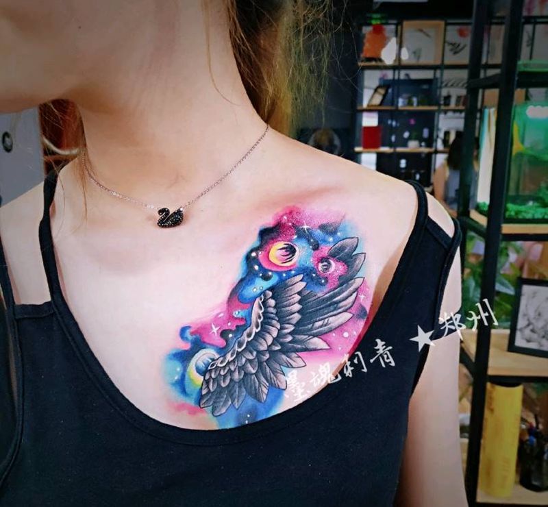 遮盖作品纹身图片_胸部水彩纹身图案