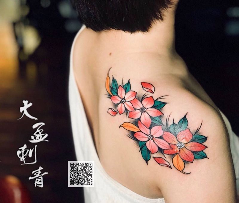 落肩樱花纹身图片_肩部纹身图案