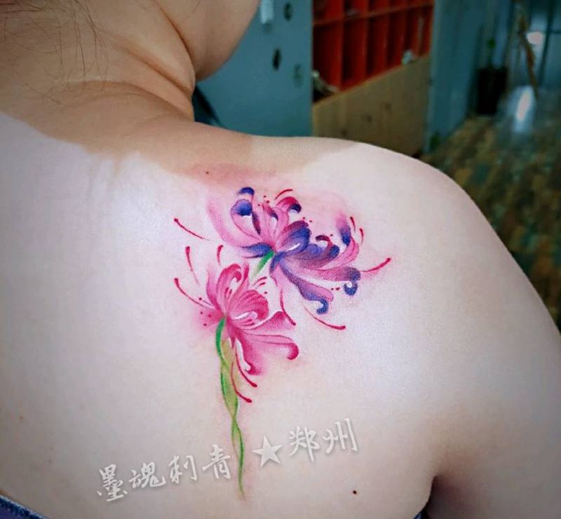 彼岸花纹身图片_肩部水彩纹身图案