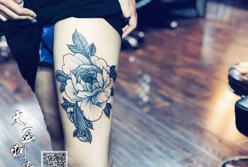 大腿素花遮盖失败羽毛纹身图片_成品原创清新纹身图案