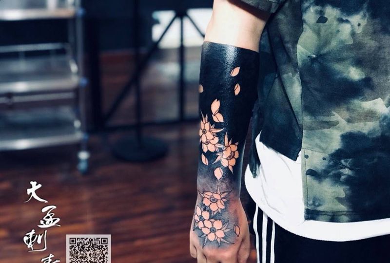 黑臂樱花纹身图片_成品原创纹身图案