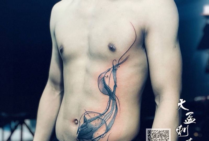 侧腰水墨鱼纹身图片_成品原创纹身图案