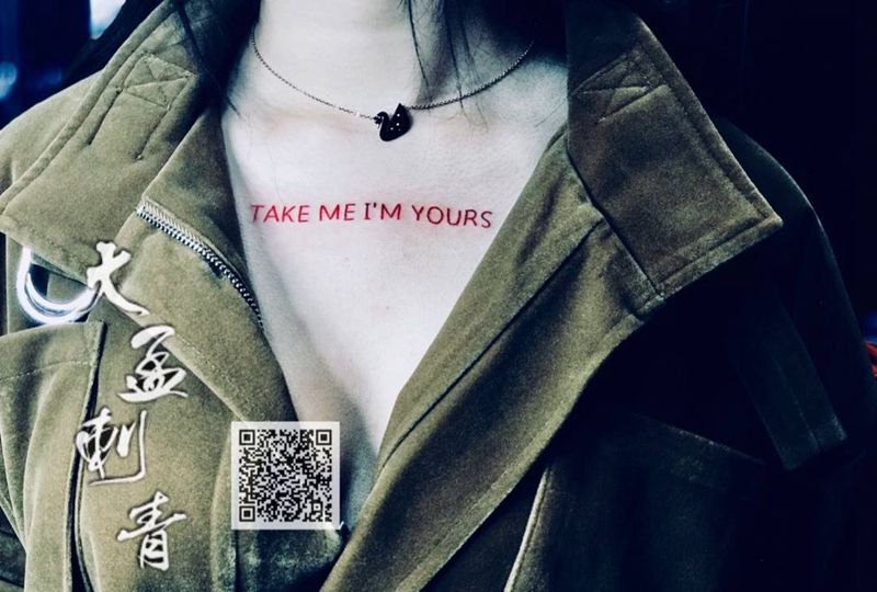 字母纹身图片_胸部小清新字母纹身图案