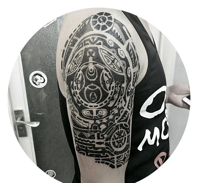 结痂中纹身图片