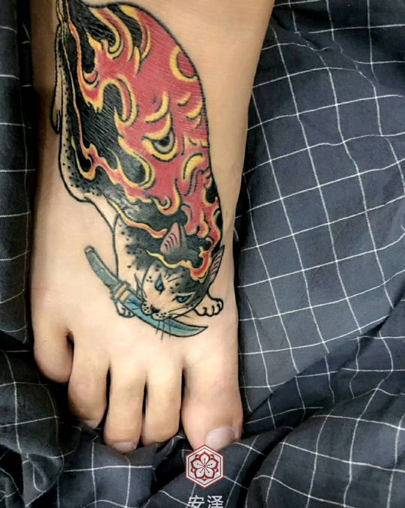 脚背恢复后纹身图片_脚部老传统猫纹身图案