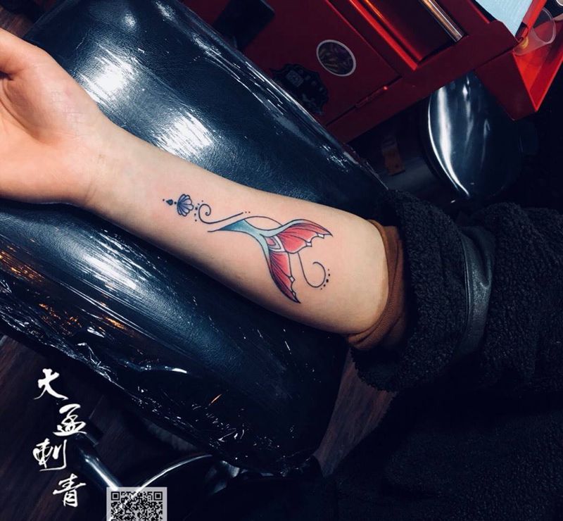 彩色鱼尾纹身图片_成品原创清新纹身图案