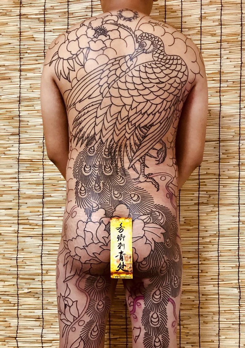 大满背孔雀纹身图片