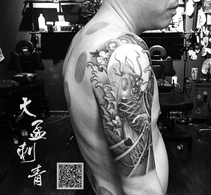 大臂鲤鱼纹身图片_手臂新传统纹身图案