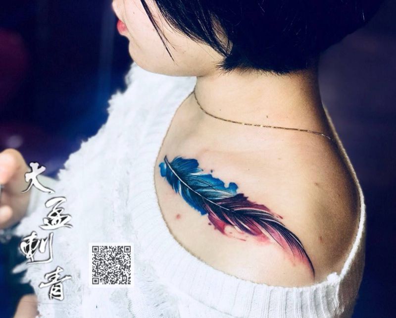 水彩羽毛遮盖失败旧字母纹身图片_肩部水彩纹身图案