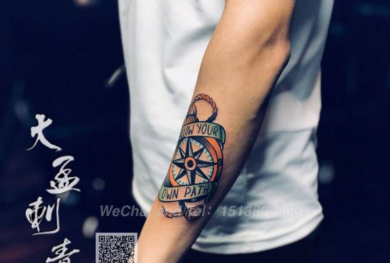 school指南针纹身图片_手臂Old School纹身图案