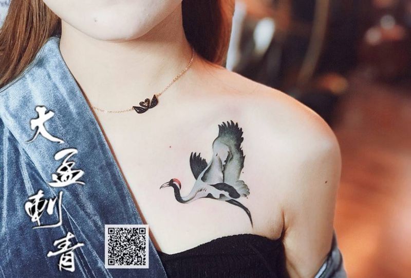 鹤纹身图片_胸部水墨纹身图案