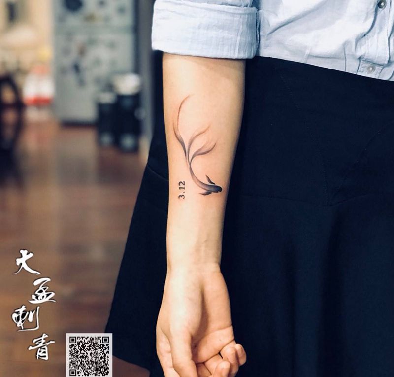 水墨鱼纹身图片_成品原创清新纹身图案