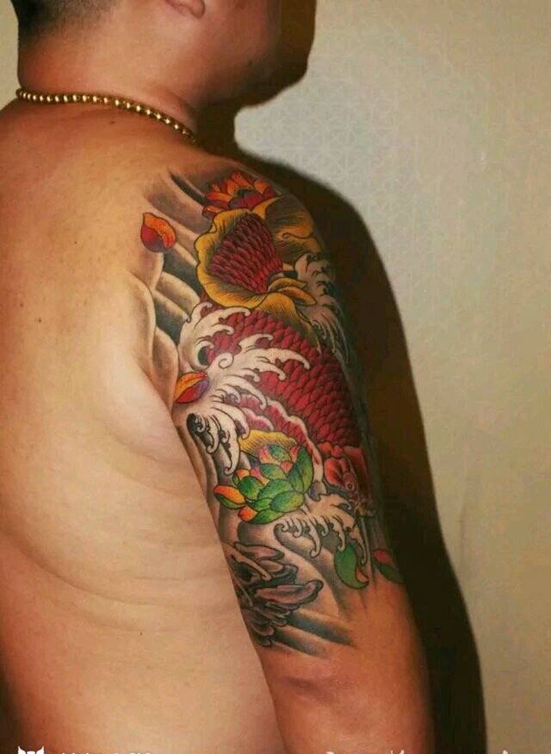 鲤鱼纹身图片_手部纹身图案