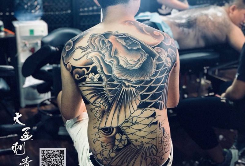 满背鱼未完待续纹身图片_成品原创传统纹身图案