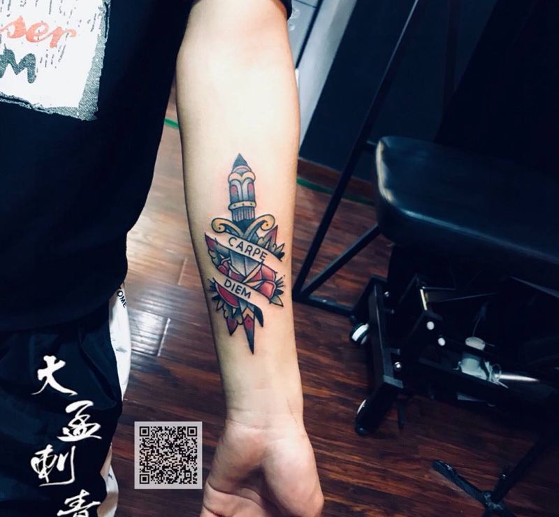 匕首玫瑰纹身图片_手臂Old School纹身图案