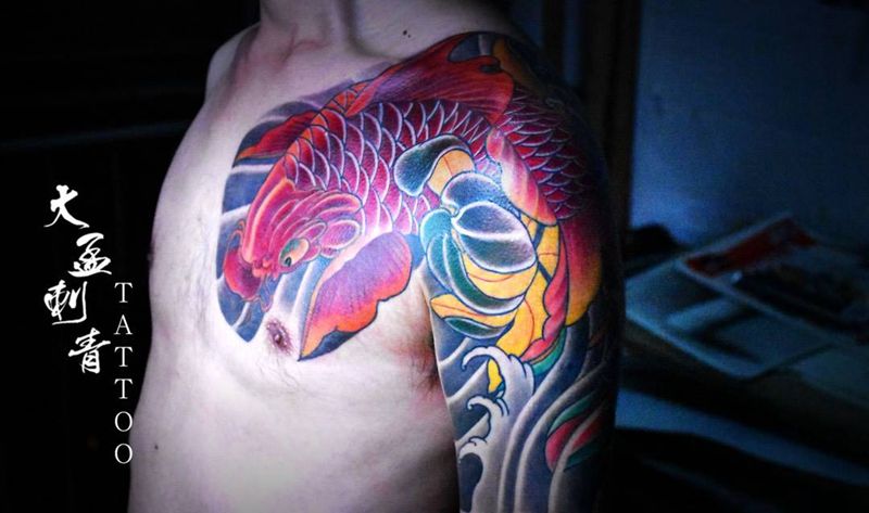 彩色半甲鲤鱼纹身图片_成品原创胸部纹身图案