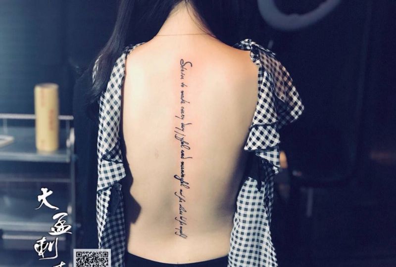 脊椎骨英文字母纹身图片_成品原创纹身图案