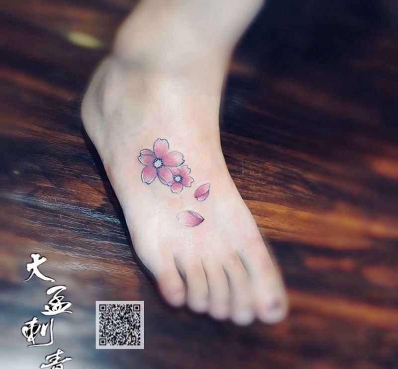 脚面小樱花纹身图片_脚部纹身图案