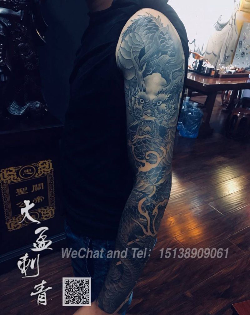 花臂龙遮盖纹身图片_手臂新传统纹身图案