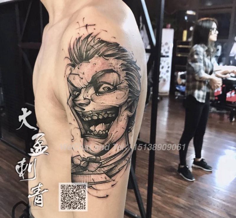 大臂小丑纹身图片_手臂纹身图案