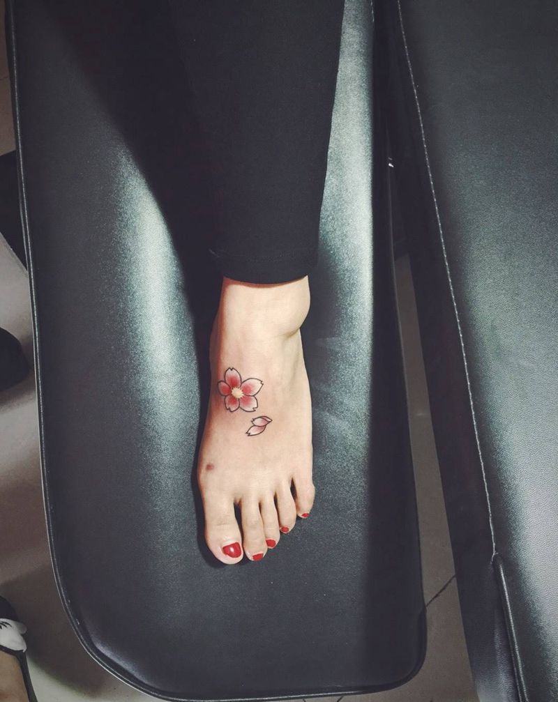 樱花遮盖疤痕。纹身图片