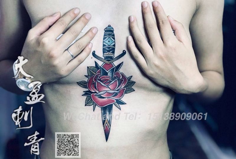 school花胸纹身图片_胸部Old School纹身图案