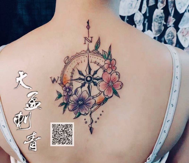 指南针纹身图片_背部小清新纹身图案