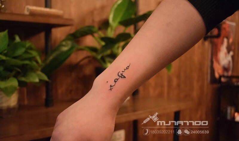 字母纹身图片