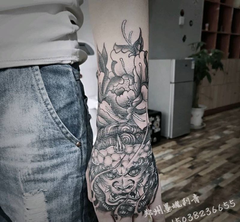 唐狮纹身图片_手部纹身图案