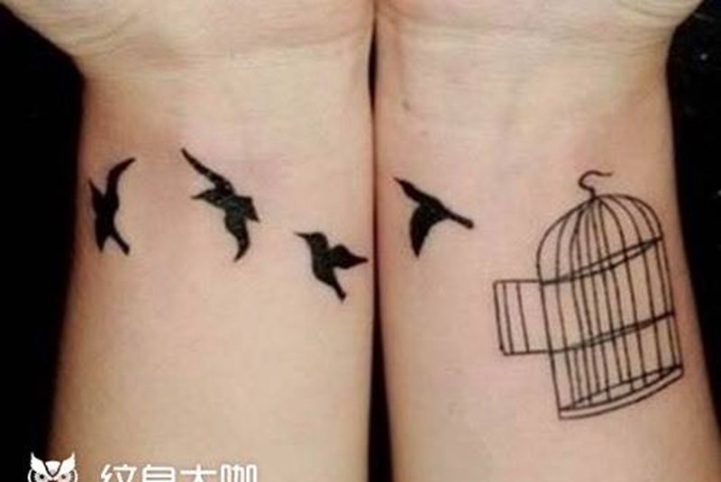 飞出笼子的小鸟纹身图片
