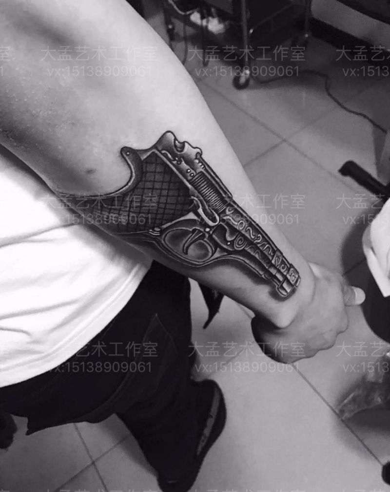 手枪纹身图片_成品手臂欧美原创纹身图案