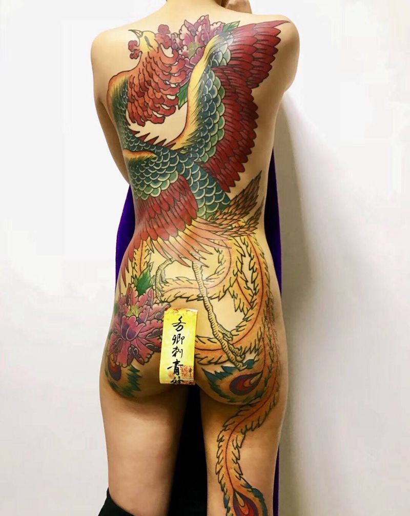 大满背七彩凤凰上色完成， 真心佩服， 太能扛了！纹身图片