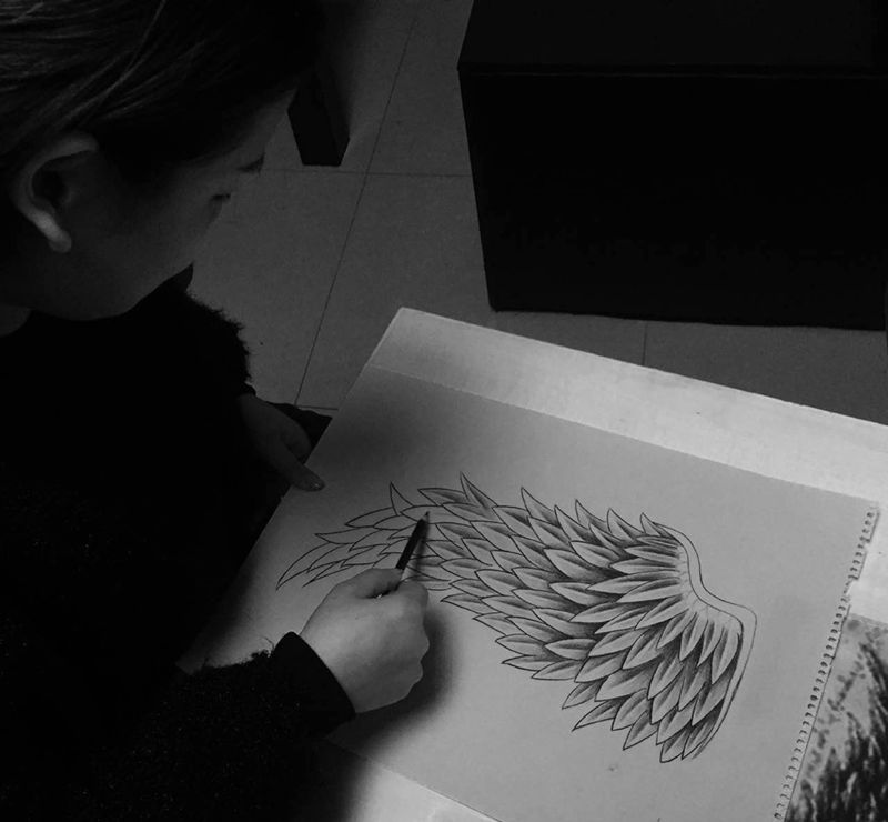 美女预订的翅膀手稿已经出炉了。纹身图片