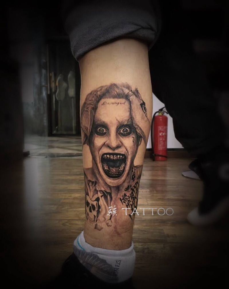 《J》纹身图片_腿部欧美写实小丑漫画角色电影角色纹身图案
