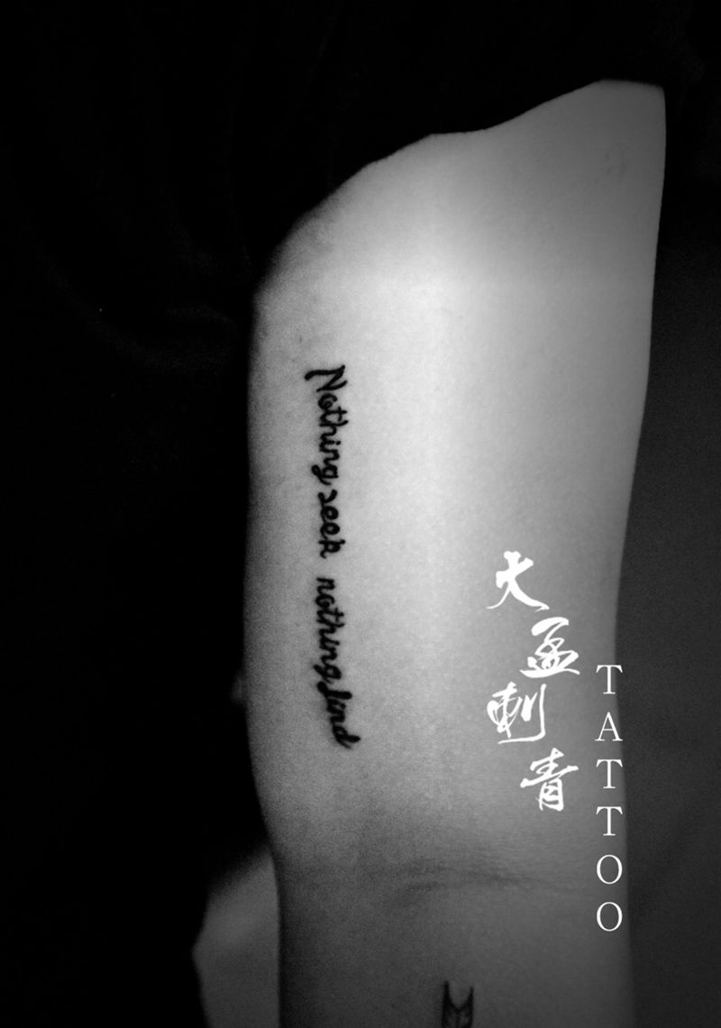 大臂字母纹身图片_成品原创纹身图案