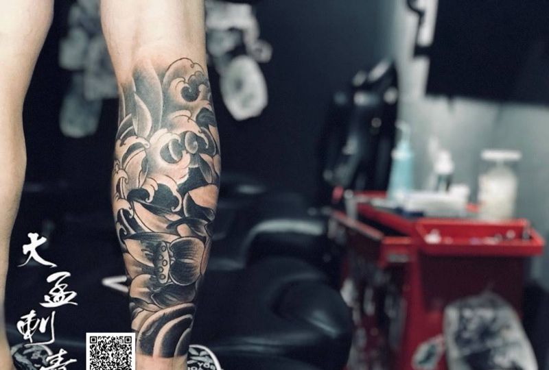 荷花水浪包小腿纹身图片_成品传统原创纹身图案