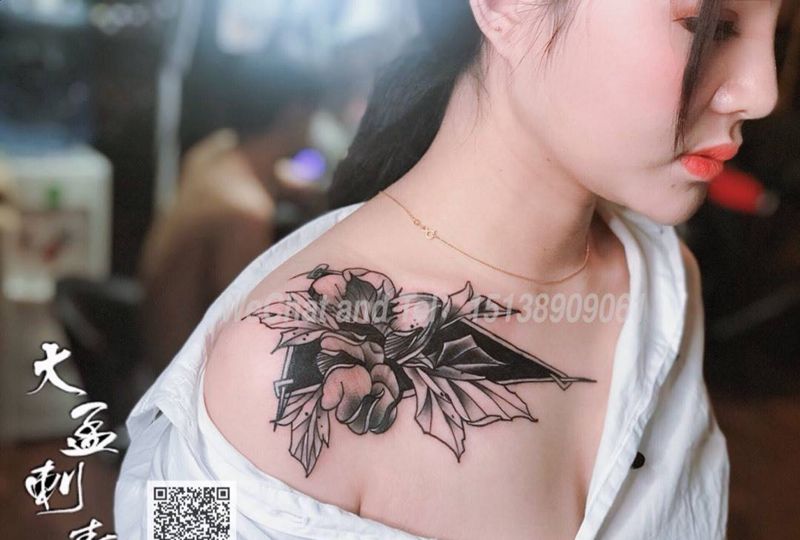 素花遮盖字母纹身图片_肩部纹身图案