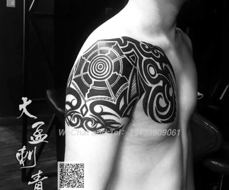 图腾半甲纹身图片_胸部手臂图腾纹身图案