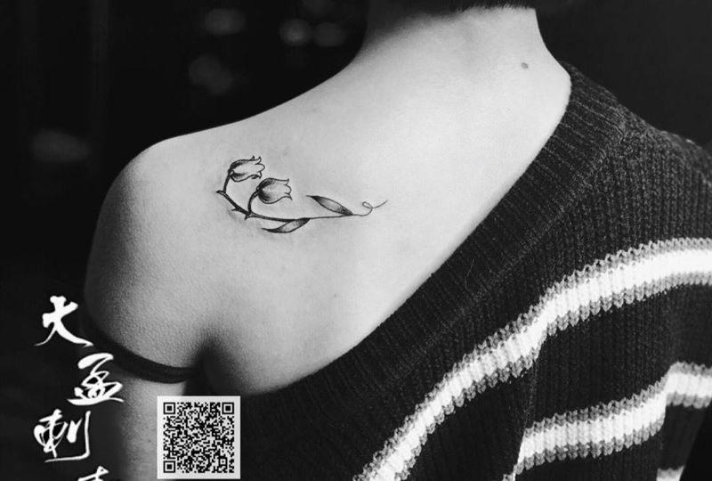 铃兰纹身图片_背部小清新花纹身图案