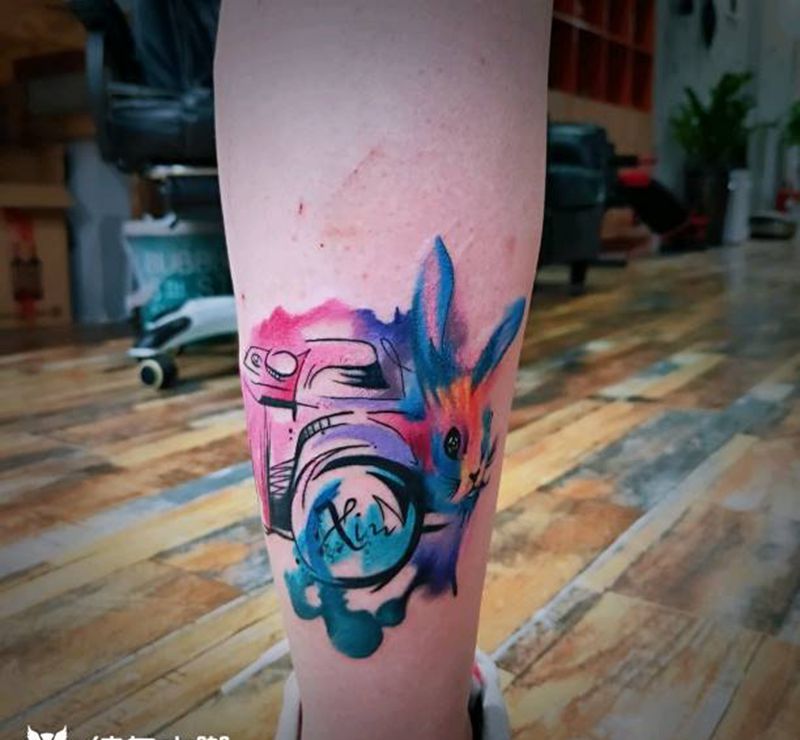 相机兔子纹身图片_腿部水彩纹身图案