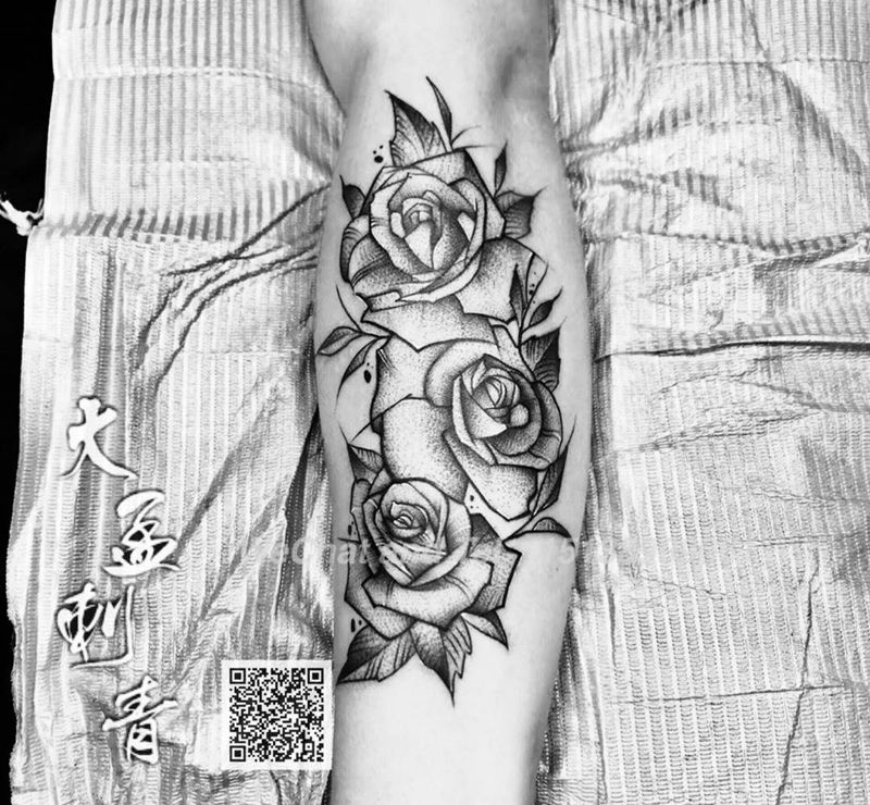 素花玫瑰纹身图片_腿部纹身图案