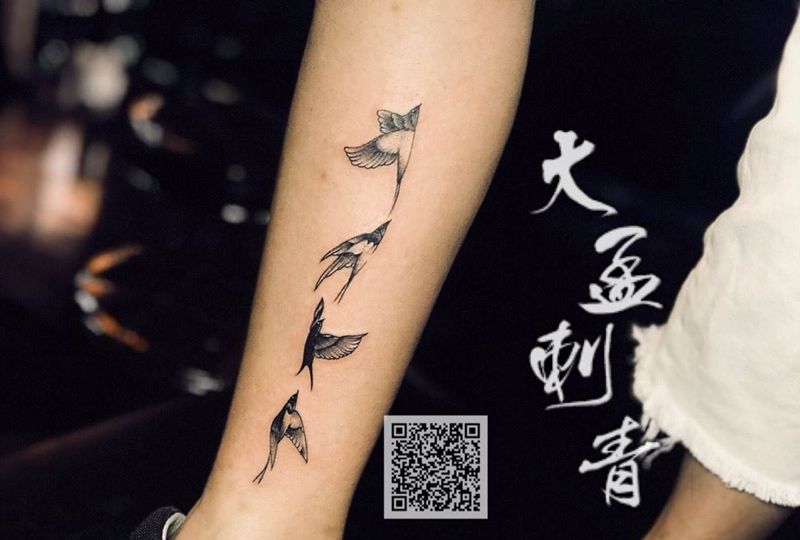 燕子纹身图片_腿部纹身图案