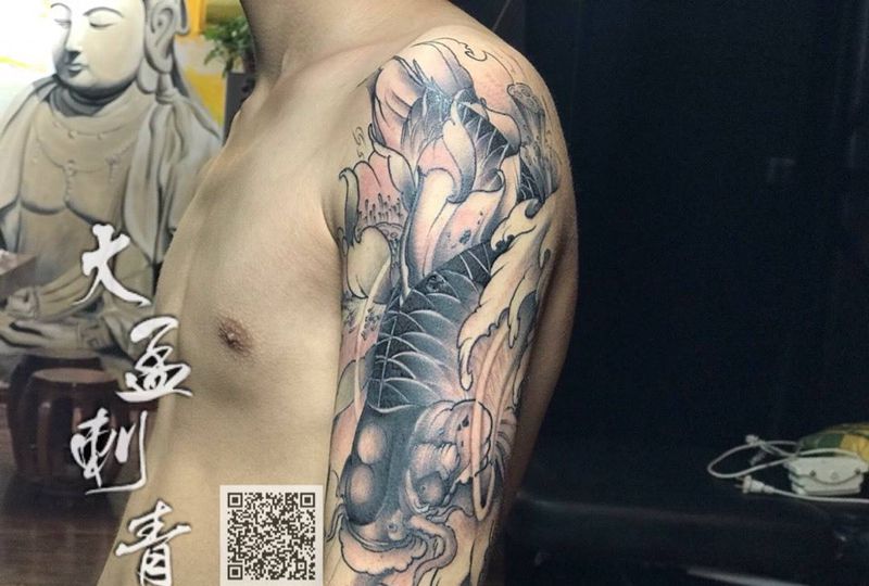 大臂鲤鱼纹身图片_手臂新传统纹身图案